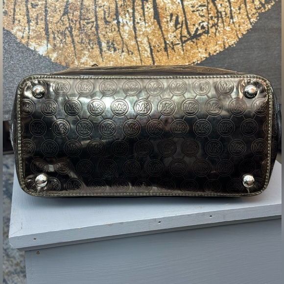 MICHAEL Michael Kors Jet Set Mirror Metallic East/West Signature Tote Bag - Picture 12 of 15